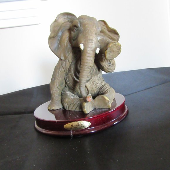 Elephant with a tear in very nice Shape -Ruby's Collection - Picture 4 of 14